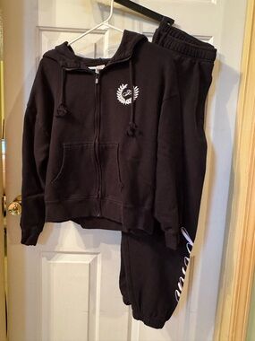 VS PINK Laurel Wreath Matching Sweat Set - Zip Up & Joggers